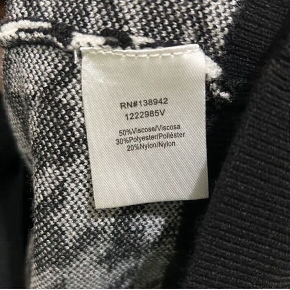 Ont Welfth Houndstooth Black & White Sweater
Cardigan(Size Small) - Picture 5 of 8